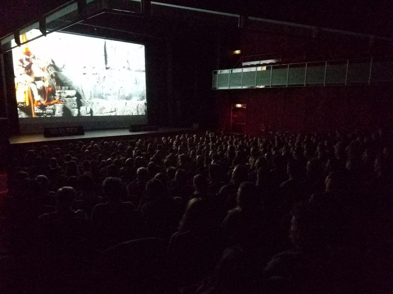 Een volle zaal kijkt naar Viacruxis