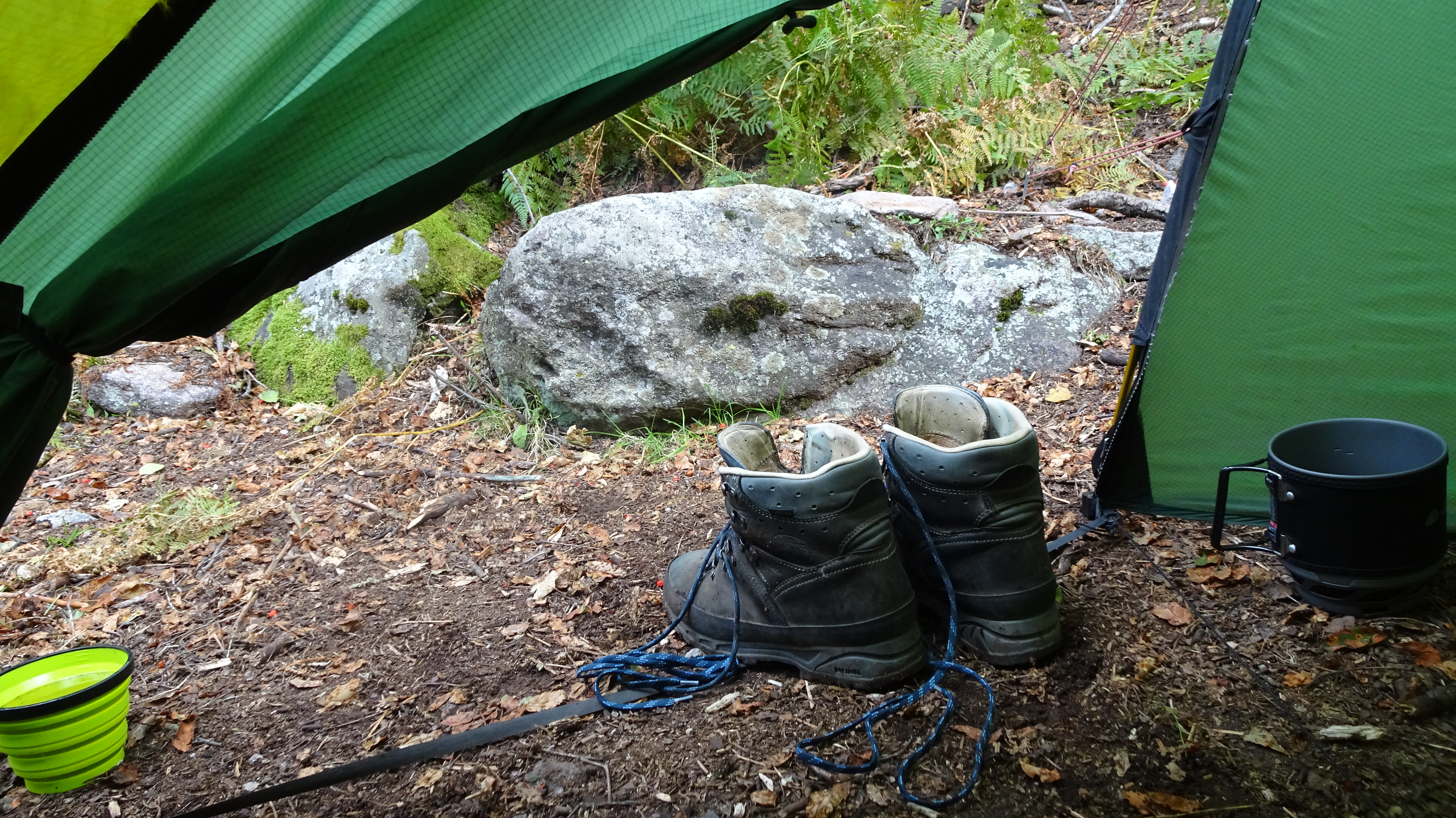 schoenen bij tent